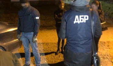 ДБР затримало прикордонника та лісничого, які сприяли контрабанді тютюну 